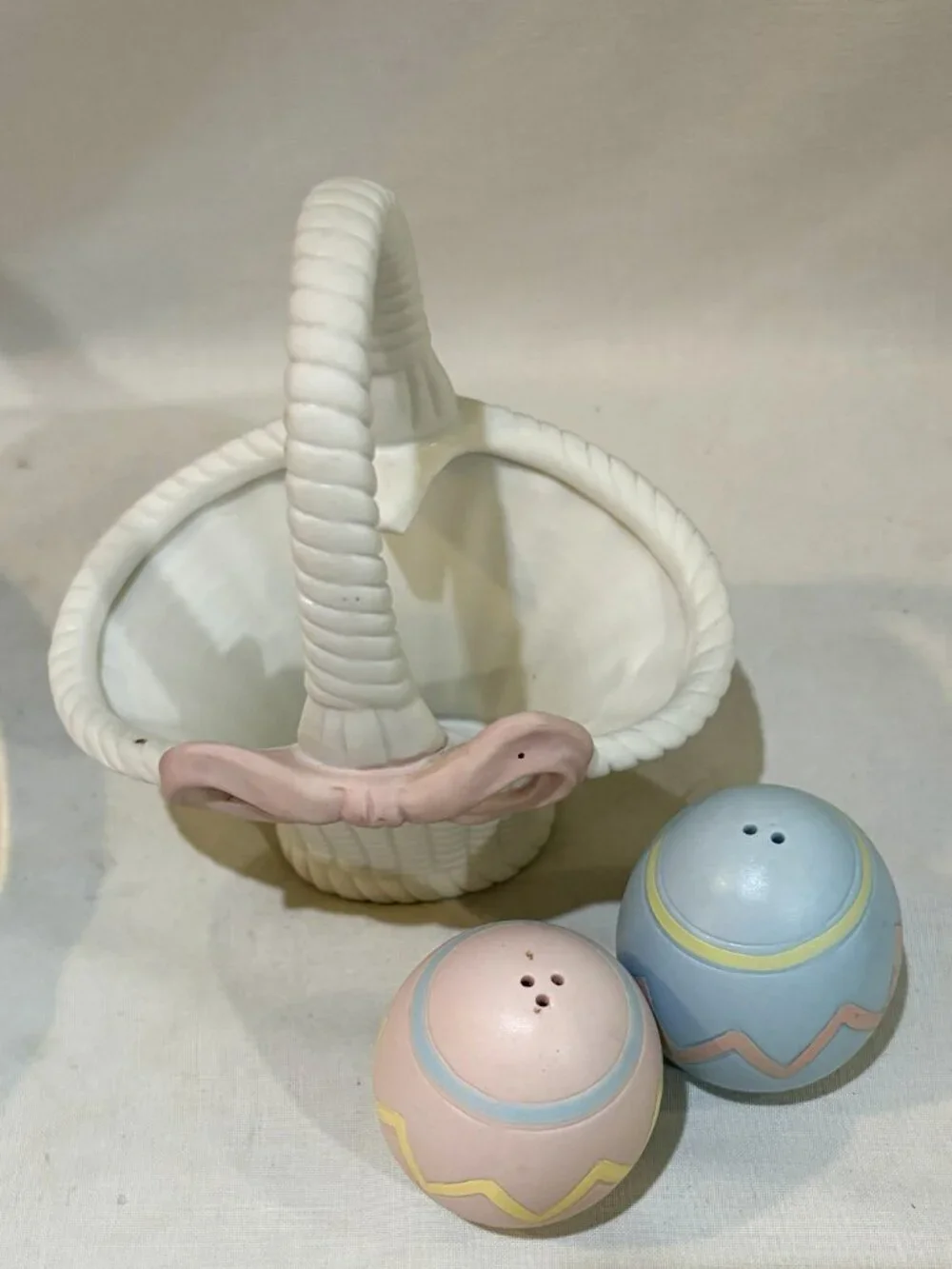 VTG Enesco Porcelain Easter Basket & Eggs Pastel Salt & Pepper Shaker Set Taiwan